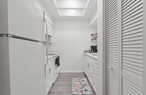 Jacksonville Beach Casa | Seaside Retreat: Short walk to Beach, Dining & Shops! Fenced Yard, outdoor space
