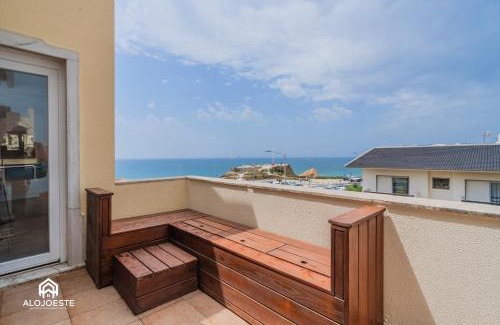 Praia de Santa Cruz Apartamento | Seaside Santa Cruz- Beachfront Apt 3 BDR with BBQ