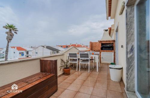 Praia de Santa Cruz Apartamento | Seaside Santa Cruz- Beachfront Apt 3 BDR with BBQ