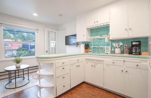 Alki Apartamento | Seaside Serenity 1-BR Apt with peek-a-boo sound views