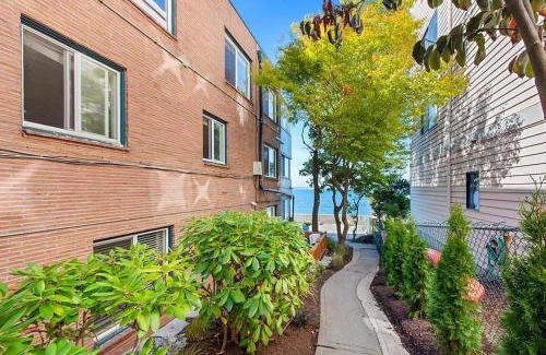 Alki Apartamento | Seaside Serenity 1-BR Apt with peek-a-boo sound views