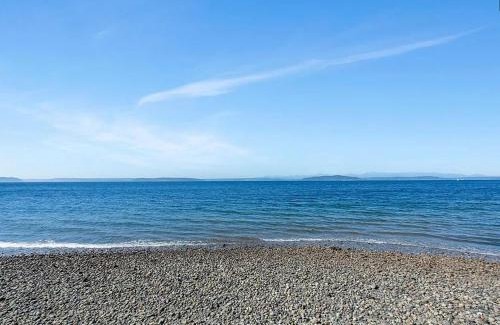 Alki Apartamento | Seaside Serenity 1-BR Apt with peek-a-boo sound views