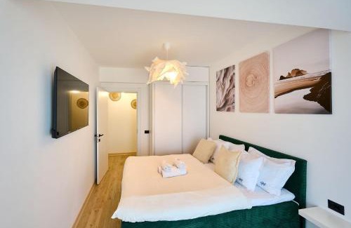 Mamaia-Sat Apartamento | Seaside Serenity Apartment in Infinity Beach Resort - parking