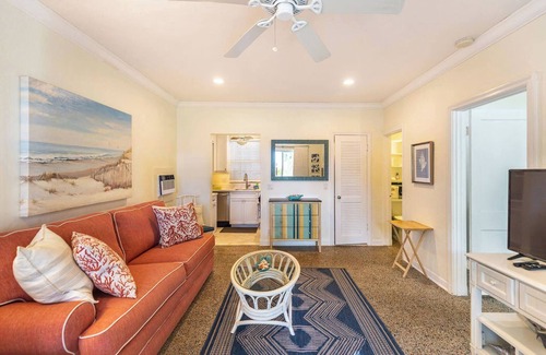 Jog Road Condominio | Seaside Serenity: Chic 1-Bed/2-Bath on A1A