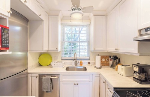 Jog Road Condominio | Seaside Serenity: Chic 1-Bed/2-Bath on A1A