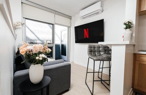 Downtown Apartamento | Seaside Serenity - Chic Santa Monica Studio