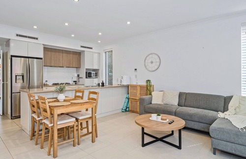 Halls Head Casa | Seaside Stay | 3BR | Fire Pit | opposite Cafe | Sleeps 8 | dog friendly | beach