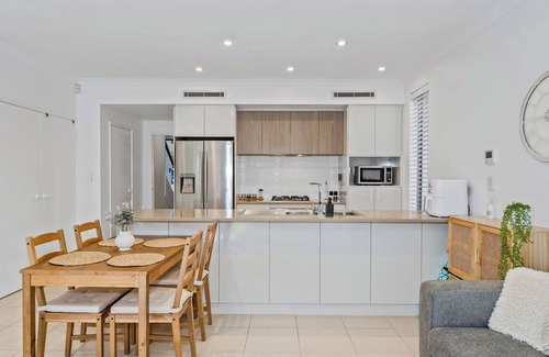 Halls Head Casa | Seaside Stay | 3BR | Fire Pit | opposite Cafe | Sleeps 8 | dog friendly | beach