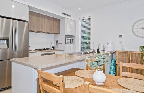Halls Head Casa | Seaside Stay | 3BR | Fire Pit | opposite Cafe | Sleeps 8 | dog friendly | beach