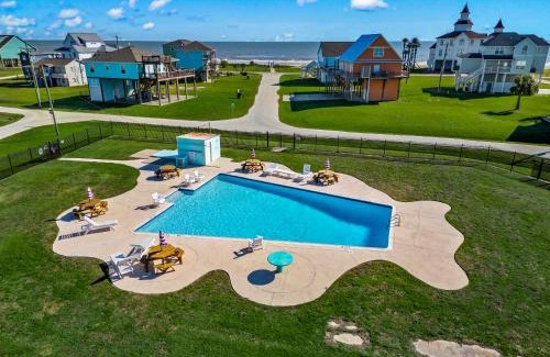 Port Bolivar Casa | Seaside Sunrise Luxury Beachfront, Hot Tub, Firepit, Elevator