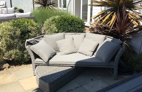 New Romney Cabina | Seaside themed self contained cabin, hot tub & Bbq