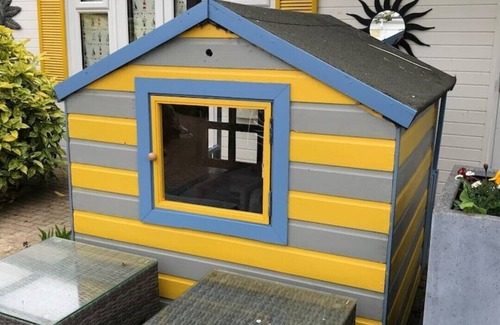 New Romney Cabina | Seaside themed self contained cabin, hot tub & Bbq