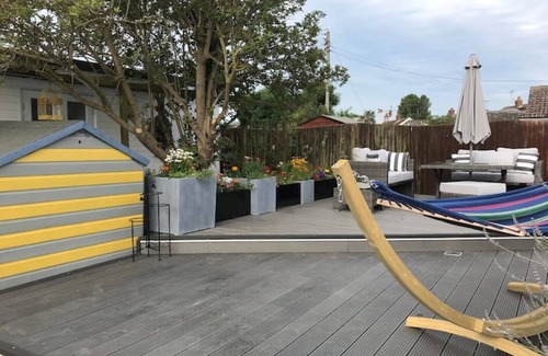 New Romney Cabina | Seaside themed self contained cabin, hot tub & Bbq