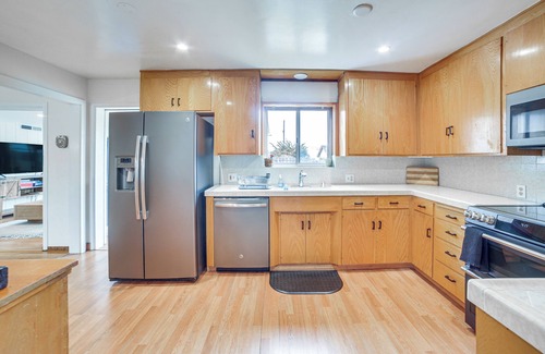 Seaside Casa | Seaside Vacation Rental w/ Patio Near Monterey Bay