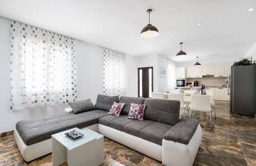 Poljica Villa | Villa junto al mar, rodeada de bosque de pinos con una gran piscina climatizada de 34 m2.
