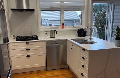Shellharbour Cabaña | Seaside Village Cottage Charm