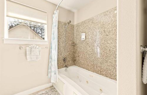 Seaside Apartamento | Seaside Waterfront condo walking to downtown and beach