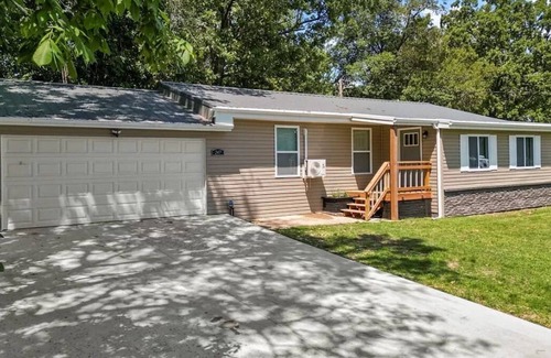 Camdenton Casa | seasonal lake view it is conveniently located close to Camdenton and surrounding