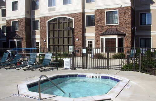 East Paris Condominio | Piscina al aire libre de temporada + bañera de hidromasaje + desayuno gratuito | Suite cerca del aeropuerto!