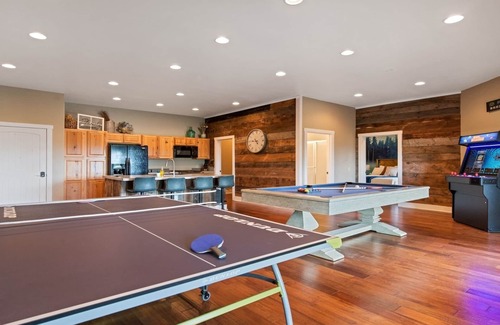 Bryson City Cabina | Seasonal POOL cabin, 5 min to DT, hot tub, arcade&game rm, exercise&movie rm