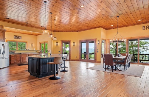 Bryson City Cabina | Seasonal POOL cabin, 5 min to DT, hot tub, arcade&game rm, exercise&movie rm