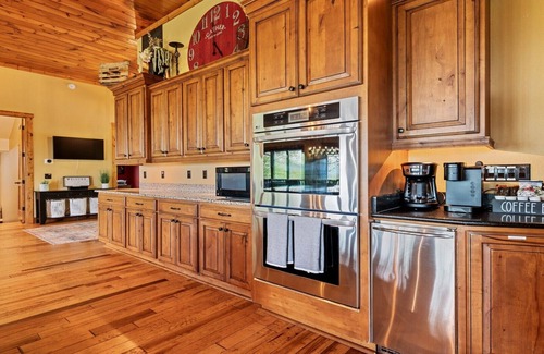 Bryson City Cabina | Seasonal POOL cabin, 5 min to DT, hot tub, arcade&game rm, exercise&movie rm