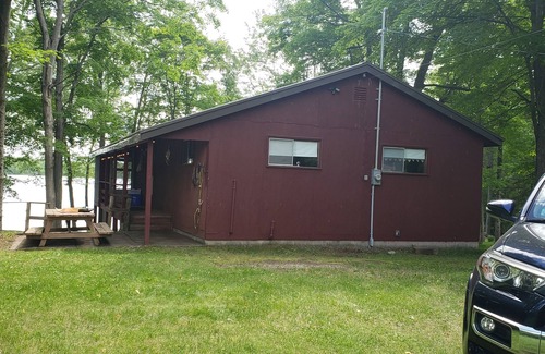 Central Frontenac Cabaña | Seasonal waterfront retreat on Sharbot Lake