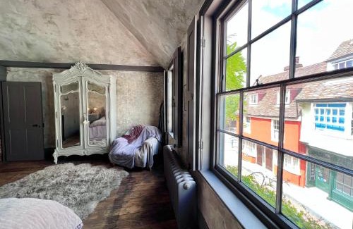 Faversham Casa | Seasoned Grandeur Home