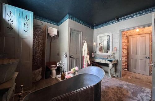 Faversham Casa | Seasoned Grandeur Home
