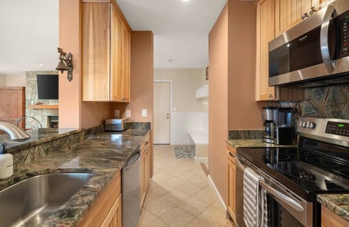 West Dover Condominio | Seasons Lodge | Trailside Condo w/ Fireplace!