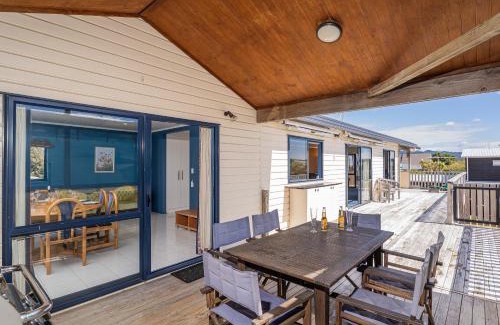 Matarangi Casa | Seaspray Retreat - Matarangi Holiday Home