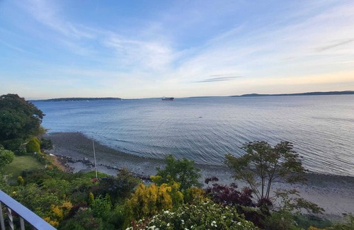 Magnolia Casa | Seattle Luxury Waterfront & Beach Access 2Beds
