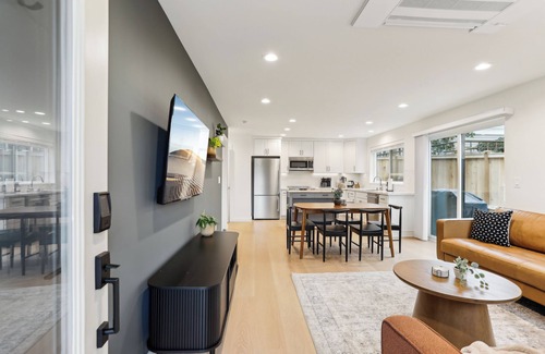 Southeast Magnolia Casa | Seattle Retreat, 3 bedroom 2.5 bathroom, Family Friendly near Magnolia Village.