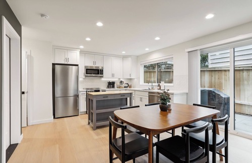 Southeast Magnolia Casa | Seattle Retreat, 3 bedroom 2.5 bathroom, Family Friendly near Magnolia Village.