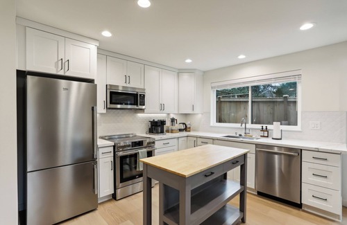 Southeast Magnolia Casa | Seattle Retreat, 3 bedroom 2.5 bathroom, Family Friendly near Magnolia Village.
