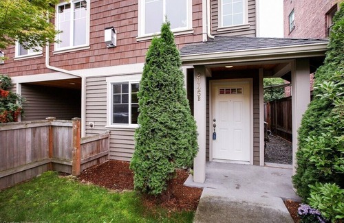 Old Ballard Casa | Seattle Vacation Home: Ballard Townhome - Impeccably finished 2 bedroom/2.5 bathrooms with parking