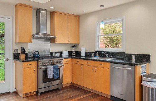 Columbia City Casa | Seattle Vacation Home: Bright 3 bedroom home with updated kitchen in Columbia City