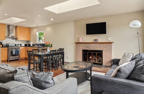 Columbia City Casa | Seattle Vacation Home: Bright 3 bedroom home with updated kitchen in Columbia City