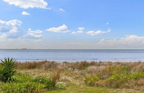 Whangamata Casa | Seaview Escape - Beachfront Home