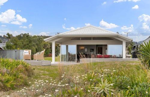 Whangamata Casa | Seaview Escape - Beachfront Home