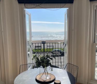 Worthing Apartamento | Seaview flat with balcony, spacious 2 bedroom