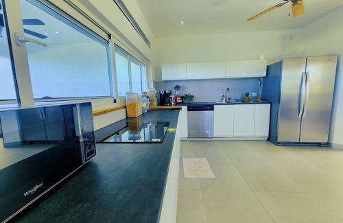 La Ceiba Villa | Seaview queen room with 2 shared bathrooms