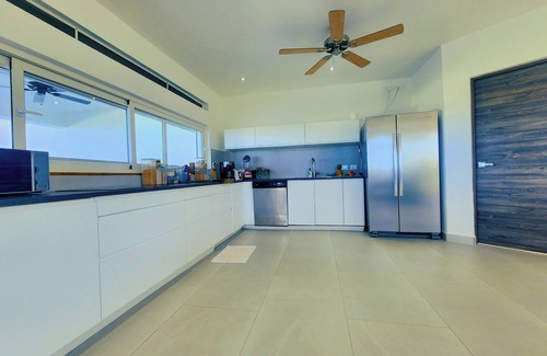 La Ceiba Villa | Seaview queen room with 2 shared bathrooms