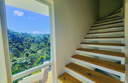La Ceiba Villa | Seaview queen room with 2 shared bathrooms