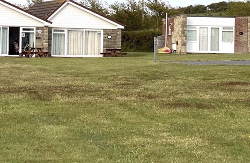 Freshwater Casa | SEAVIEW self-catering coastal bungalow in rural West Wight