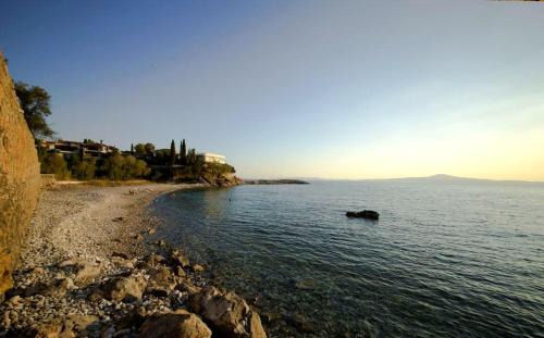 Avia Casa | Seaview Terrace Haven-Perfect Location By The Sea