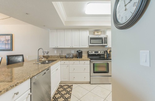 Madeira Beach Condominio | Seaview unit 304 Lavish Gulf front beach condo. We are open for YOUR business!!!
