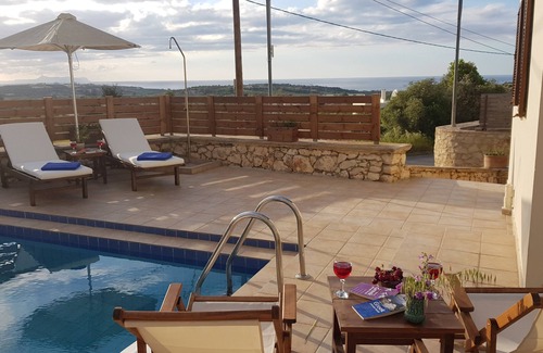 Houdetsi Villa | Villa con vista al mar con piscina privada y área de estar en el techo con bareque!
