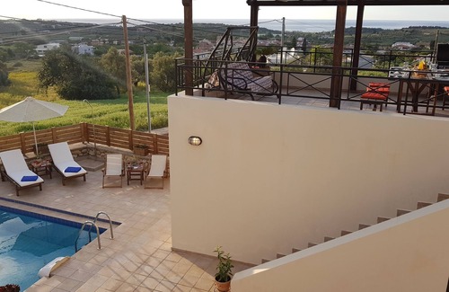 Houdetsi Villa | Villa con vista al mar con piscina privada y área de estar en el techo con bareque!