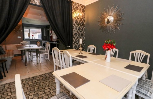 Carnoustie Cabaña | SEAVIEW WELLNESS RETREAT, pet friendly, with hot tub in Carnoustie